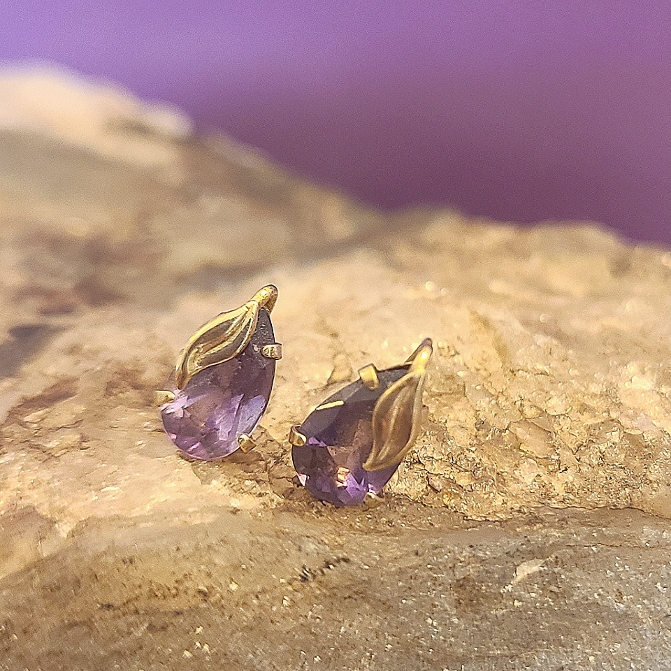 Beautiful Vintage 10kt Gold Leave Amethyst Stud Earrings